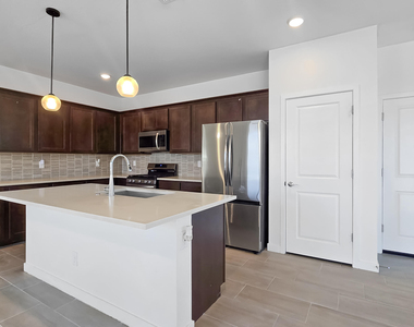 3349 S 179th Drive - Photo Thumbnail 4