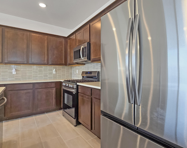3349 S 179th Drive - Photo Thumbnail 5
