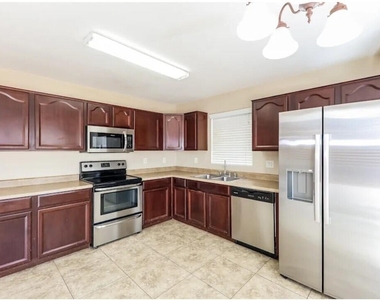 13029 W Lisbon Lane - Photo Thumbnail 5