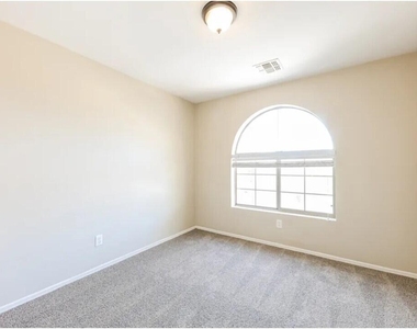 13029 W Lisbon Lane - Photo Thumbnail 10