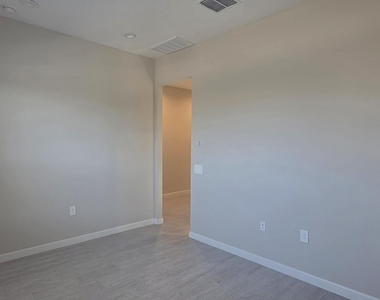 10441 W Melinda Lane - Photo Thumbnail 7