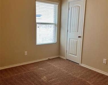657 Cameron Way - Photo Thumbnail 12