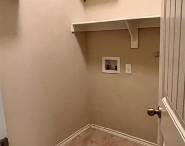 657 Cameron Way - Photo Thumbnail 7