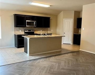 657 Cameron Way - Photo Thumbnail 3