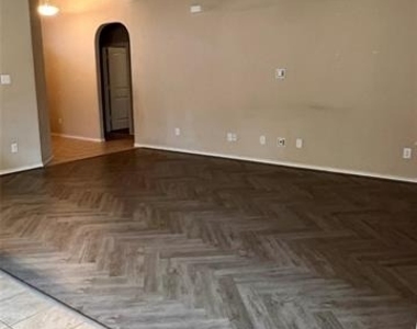 657 Cameron Way - Photo Thumbnail 8