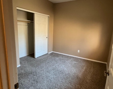 526 E Bartlett Way - Photo Thumbnail 6