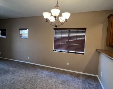 526 E Bartlett Way - Photo Thumbnail 2