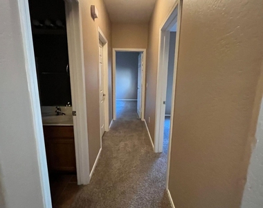 526 E Bartlett Way - Photo Thumbnail 5