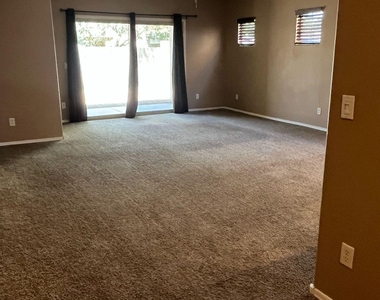 526 E Bartlett Way - Photo Thumbnail 1