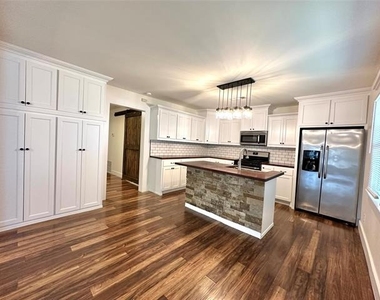 101 N Berry Street - Photo Thumbnail 11