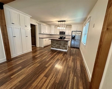 101 N Berry Street - Photo Thumbnail 5