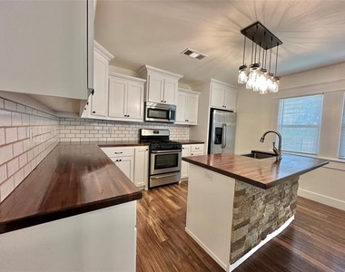 101 N Berry Street - Photo Thumbnail 8