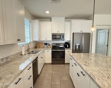 2658 S Harmony Avenue - Photo Thumbnail 9