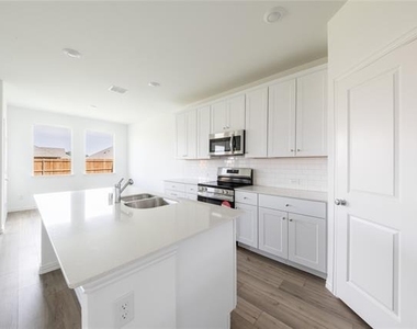 138 Jenkinson Drive - Photo Thumbnail 13