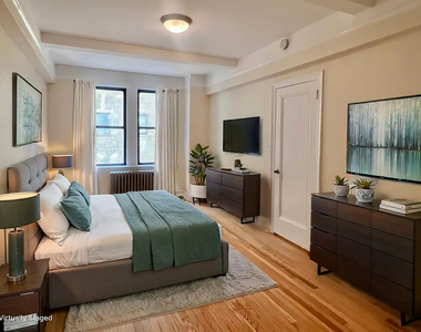 East 68th Street - Photo Thumbnail 3
