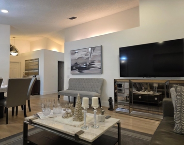 11313 Ola Avenue - Photo Thumbnail 8