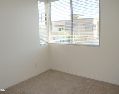 7496 E Via De Luna Drive - Photo Thumbnail 12