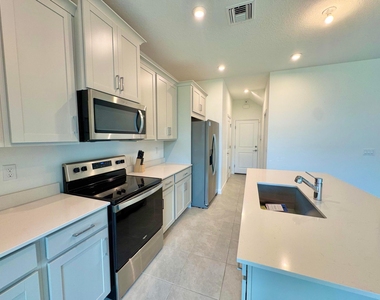 14122 Sw Thorens Drive - Photo Thumbnail 3