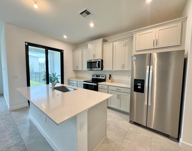 14122 Sw Thorens Drive - Photo Thumbnail 4