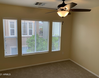 3040 W Cavalry Drive - Photo Thumbnail 11