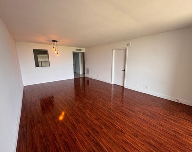 4570 Nw 18th Avenue - Photo Thumbnail 7