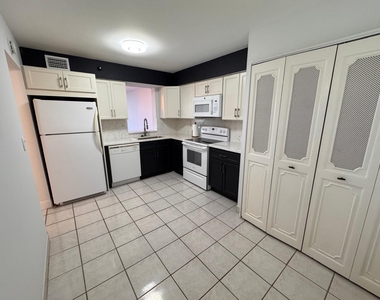 4570 Nw 18th Avenue - Photo Thumbnail 3