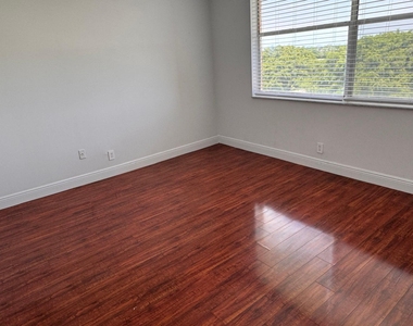 4570 Nw 18th Avenue - Photo Thumbnail 14