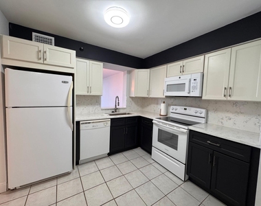 4570 Nw 18th Avenue - Photo Thumbnail 2