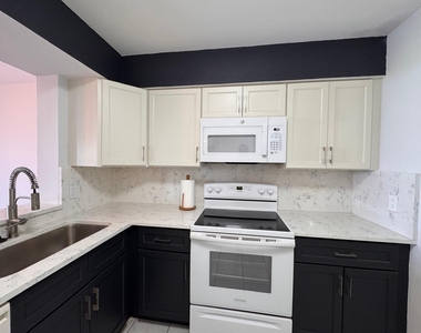 4570 Nw 18th Avenue - Photo Thumbnail 4