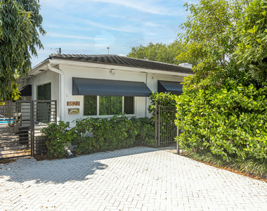 1620 Ne 8th Street - Photo Thumbnail 2