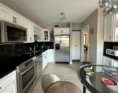 7582 Regency Lake Drive - Photo Thumbnail 17