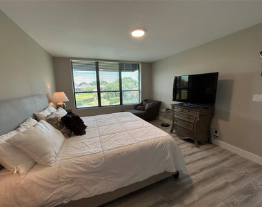 7582 Regency Lake Drive - Photo Thumbnail 8
