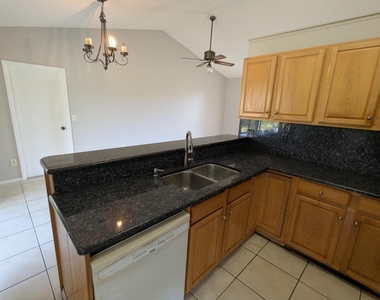 554 Sw Lakehurst Drive - Photo Thumbnail 4