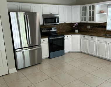 61 Nw 47th Street - Photo Thumbnail 4