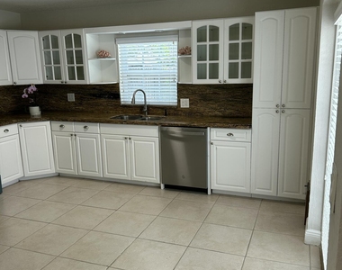 61 Nw 47th Street - Photo Thumbnail 3