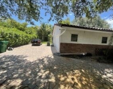 3205 Nw 87th Avenue - Photo Thumbnail 3