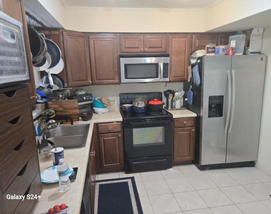 311 Ne 42nd Street - Photo Thumbnail 4