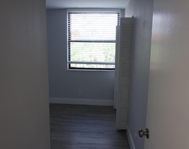 213 Lake Pointe Drive - Photo Thumbnail 15