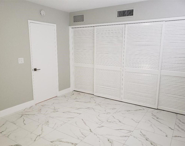 5201 Ne 24th Terrace - Photo Thumbnail 18