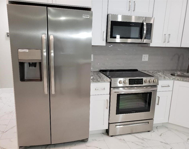 5201 Ne 24th Terrace - Photo Thumbnail 3