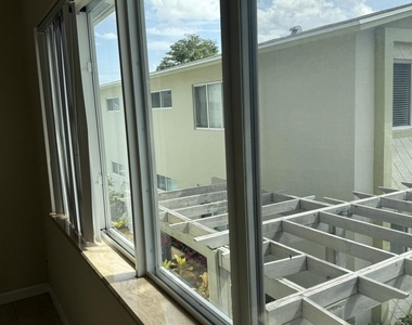 578 Ne 20th Street - Photo Thumbnail 6