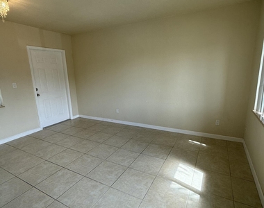 578 Ne 20th Street - Photo Thumbnail 7