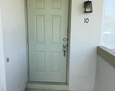 578 Ne 20th Street - Photo Thumbnail 3