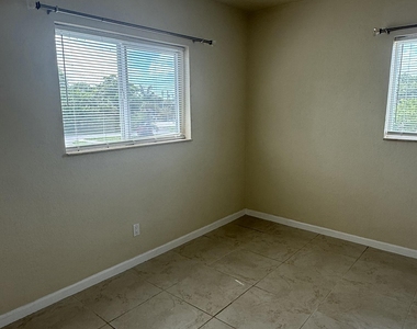 578 Ne 20th Street - Photo Thumbnail 8