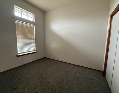 504 Eastridge Drive - Photo Thumbnail 4