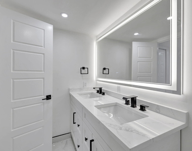 3050 N Palm Aire Drive - Photo Thumbnail 16