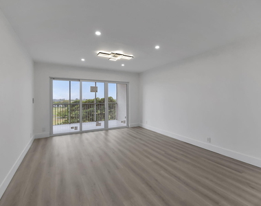 3050 N Palm Aire Drive - Photo Thumbnail 20