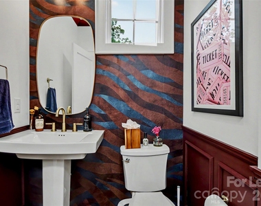 221 S Gardner Avenue - Photo Thumbnail 18