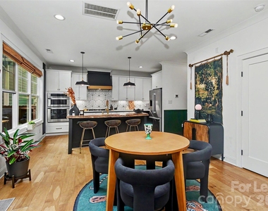 221 S Gardner Avenue - Photo Thumbnail 12