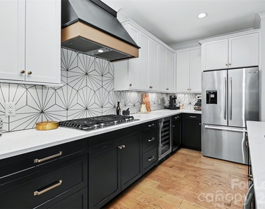 221 S Gardner Avenue - Photo Thumbnail 6